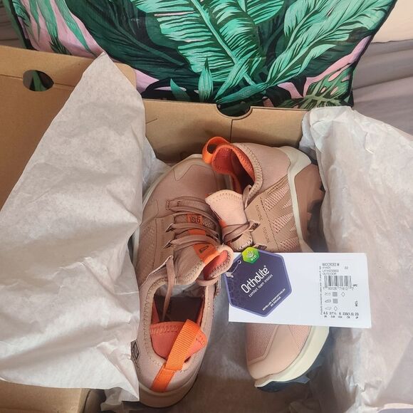 Brand new in box Salomon size 6 madcross w shoes - Picture 3 of 3